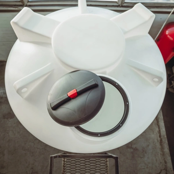 Емкость ЦКТ 5000 л с патрубком 110мм белая в обрешетке с лестницей